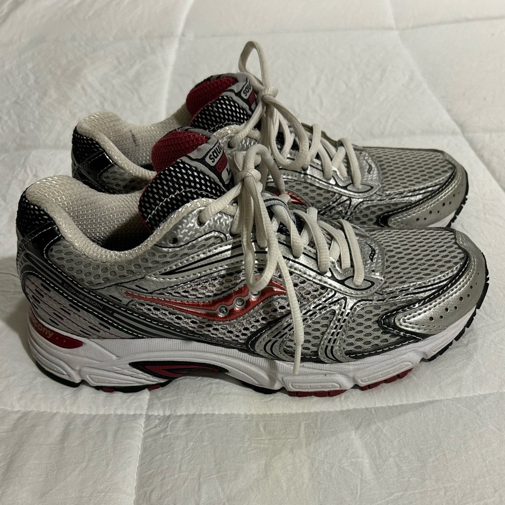 Saucony women’s size 7.5 shoes.